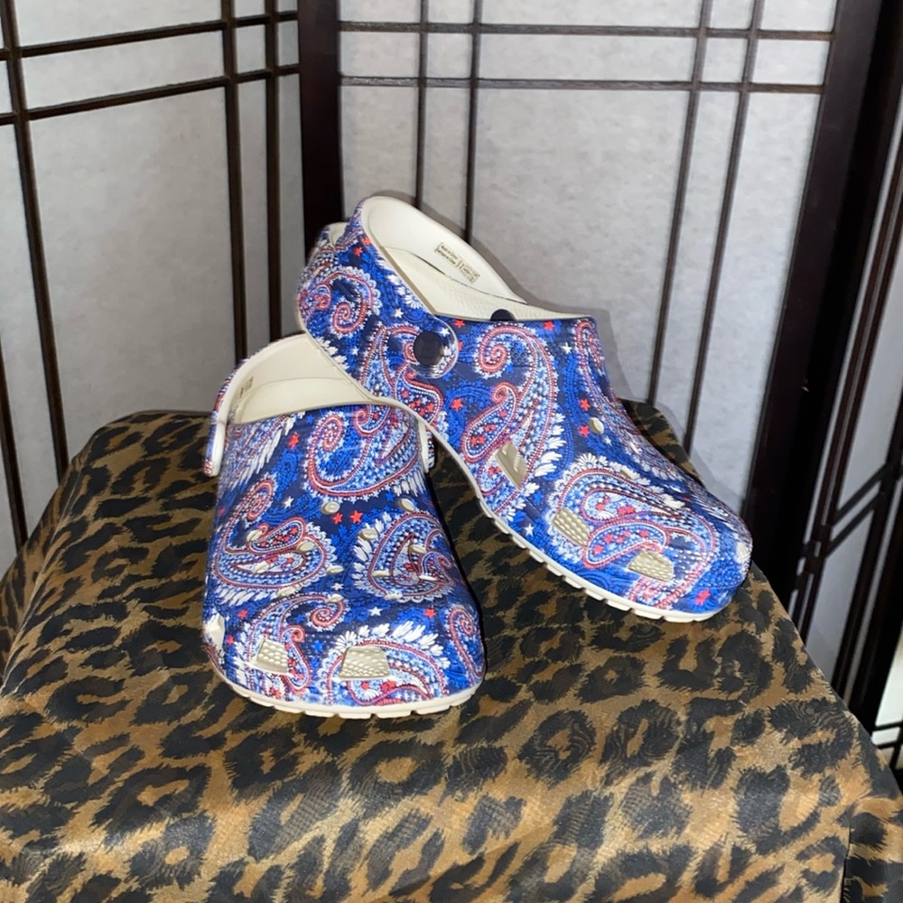 Beautiful paisley print Crocs Unisex